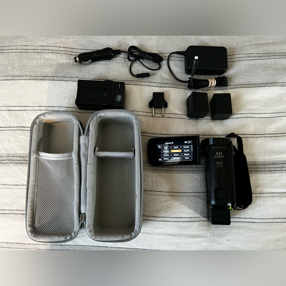Canon - Vixia HF R800 HD with 3 batteries and various accessories.